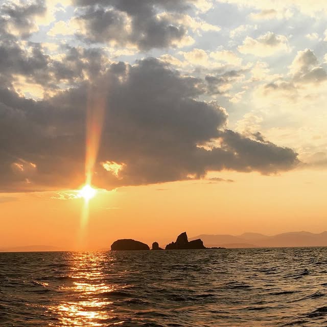 Закат над Японским морем, лучи сквозь облака